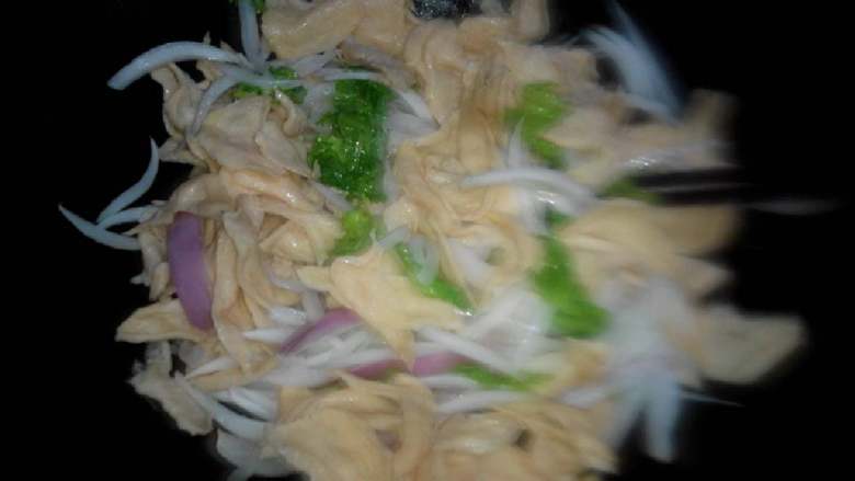 人造肉炒洋葱,倒入人造肉煸炒～