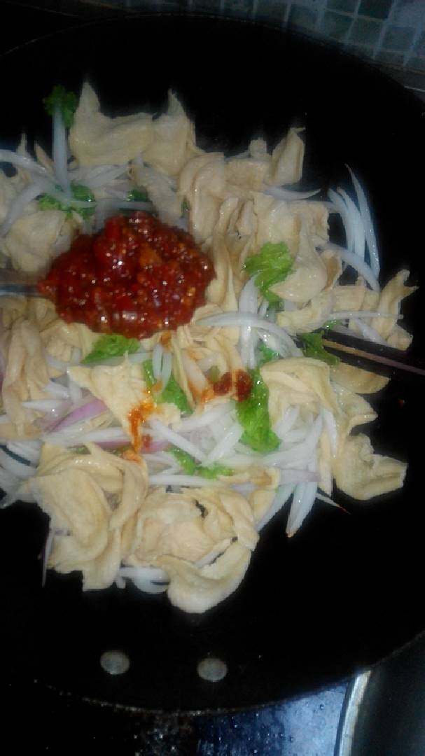 人造肉炒洋葱,加一勺辣椒酱～