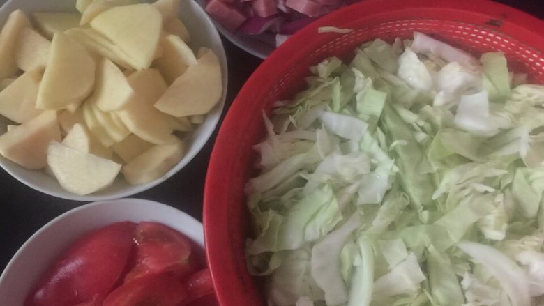 罗宋汤,菜和<a style='color:red;display:inline-block;' href='/shicai/ 218'>牛腩</a>洗净，<a style='color:red;display:inline-block;' href='/shicai/ 218'>牛腩</a>入水煮熟但不要煮老，块状20分钟左右，起锅后用冷水洗净