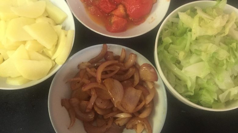 罗宋汤,每个菜都入油锅翻炒，土豆用水稍微煮一会会，如果不怕麻烦，<a style='color:red;display:inline-block;' href='/shicai/ 753'>番茄沙司</a>最好也用油边一下