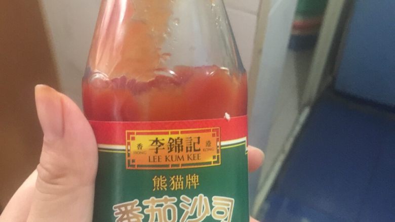 罗宋汤,放入番茄沙司牛奶（一整瓶）用火慢慢熬