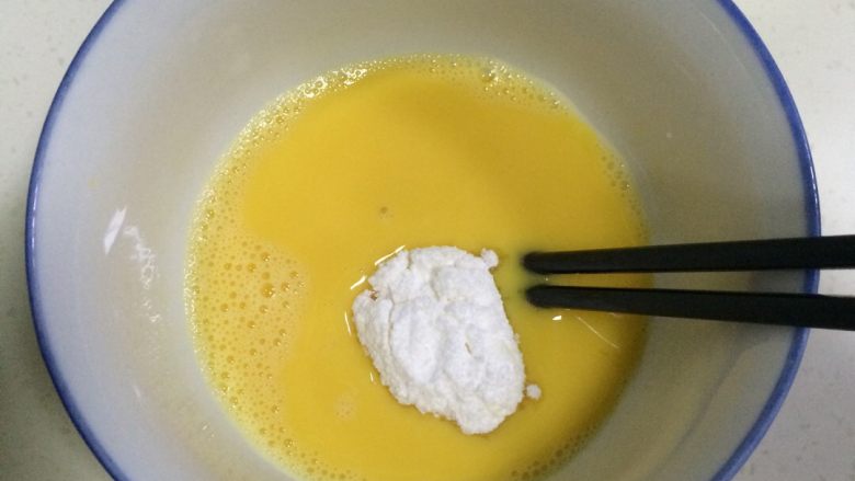 港式蛋挞,鸡蛋打散,加入糖粉搅拌至糖粉溶化。