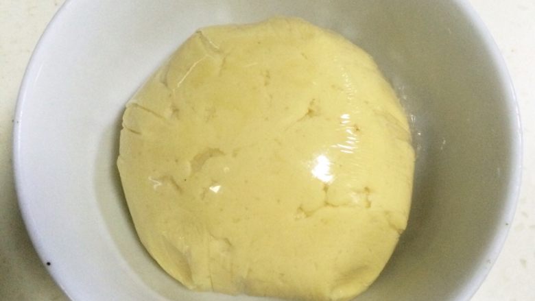 港式蛋挞,包入保鲜膜,入冰箱冷藏1小时。