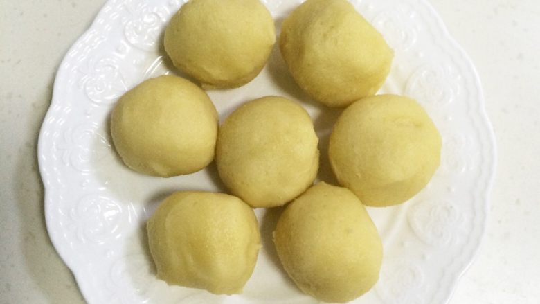 港式蛋挞,冷藏后取出面团,分成7等份。