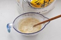 白馒头,加入80克面粉,用一根筷子顺时针搅拌至杯内无干粉即可。