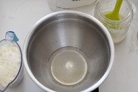白馒头,在盆里倒入配方里的白砂糖温水,搅拌至大部分糖都溶化,糖量多少视个人口味,不喜欢太甜可以减到15,20克。