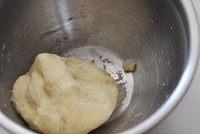 白馒头,在盆里揉成团,这个时候可以放一点点冻猪油,没有不放也可以 ,放猪油作用是为了成品表皮光滑好看。