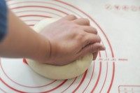 白馒头,拿出面团放在案板上操作,比在面盆里方便,可以用巴掌做受力点,从下往上用力按揉面团,像叠被子一样压叠多次,直到面团的表皮变的光滑漂亮,不会坑坑洼洼。