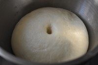 白馒头,胀大一倍多,用手指按个坑不反弹也不回缩表示发酵好了。