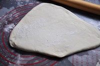 白馒头,发酵好的面团放案台上继续8的步骤用力反复揉成光滑面团,由于发酵好的面团湿度比刚才高,抓在手上比较粘手,这时候可以在案板和双手上拍打一些干粉大约20克分量,利用擀面杖压面过程不断把干粉揉到面团里面去吸收面团的水分充分保持住小麦香,