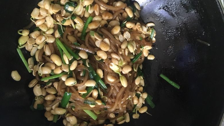 粉条豆籽,
将炒锅清洗干净后烧热倒入适量的食用油,放入几粒花椒和两三个干辣椒稍微的煎一下就可以了,迅速的倒入豆籽,均匀地翻炒,将豆籽炒的差不多的时候就可以放入粉条炒,将锅中倒入少量的水,不然容易糊了,放入醋、<a style='color:red;display:inline-block;' href='/shicai/ 788'>生抽</a>熬制几分钟时间,在要出锅的时候放入韭菜段翻炒几下就可以出锅了。