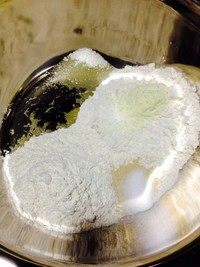 香蕉玉米披萨,高筋面粉、低筋面粉、奶粉、酵母粉、盐、糖、玉米油,先拌匀。
