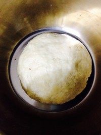 香蕉玉米披萨,发酵至两倍大左右,再揉成光滑面团!醒至15分钟左右,最好这次也发酵至两倍大。
