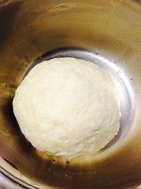 香蕉玉米披萨,一次发酵后、盖保鲜膜、入冰箱冷藏醒制的!次日早晨操作,这样面团软、省时间。