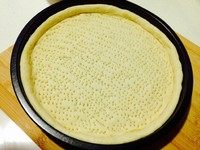 香蕉玉米披萨,用叉子随意扎眼,以免加热鼓起。