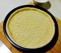 香蕉玉米披萨,烤箱预热,上下火、180度、5分钟!饼皮表面刷少许全蛋液,尤其四周高檐面皮。