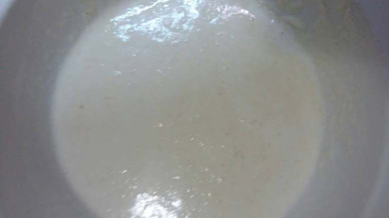 甜咸豆浆(自制),榨汁机榨成豆浆液,过滤。
