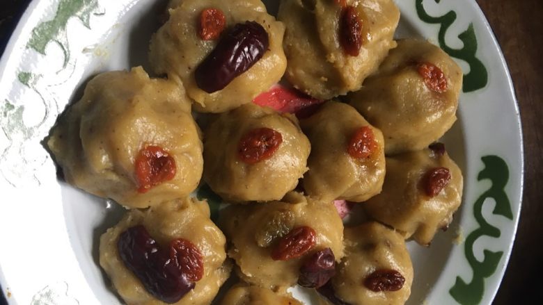 红枣 枸杞 杂粮窝窝头,蒸15-20分钟,就可以啦。出锅,小心烫哦。