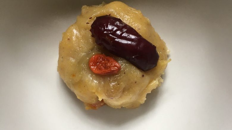 红枣 枸杞 杂粮窝窝头,这最大的一个留给妈妈吃。