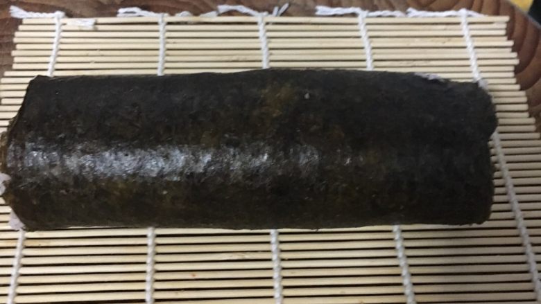 青瓜火腿腊鱼寿司,都铺好了之后用竹帘卷起来~最后用刀切块~一片一片的~