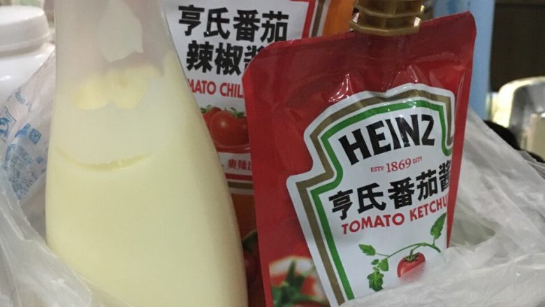 青瓜火腿腊鱼寿司,洒上沙拉酱~番茄辣椒酱~