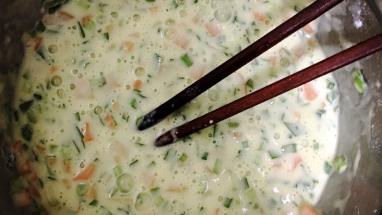 胡萝卜玉米韭菜饼,将玉米和胡萝卜焯水三分钟,捞出备用,将鸡蛋牛奶和面粉调匀,加少许盐,再加入三种蔬菜粒拌匀