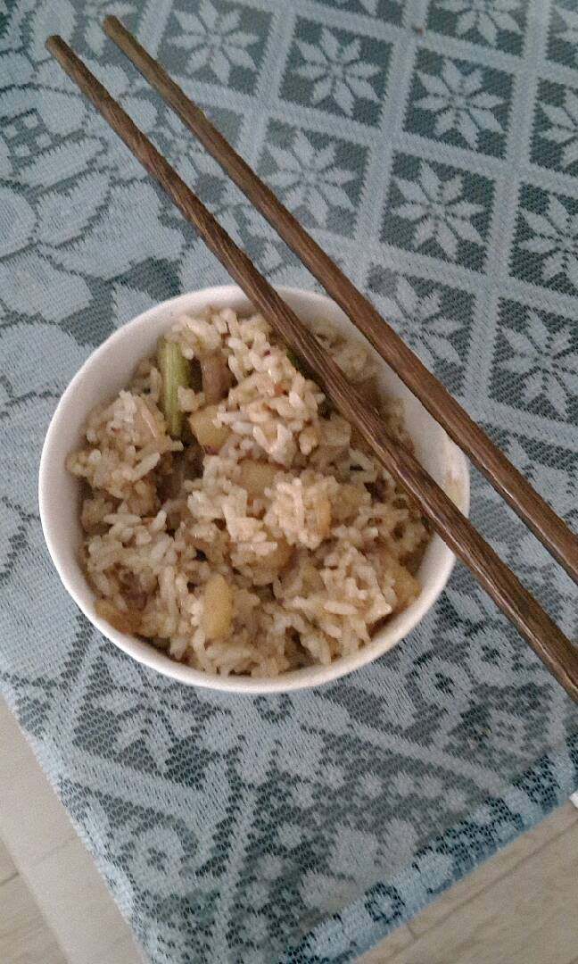 闷饭,盛饭入碗，一碗香喷喷让你味口打开闷饭就算成功了