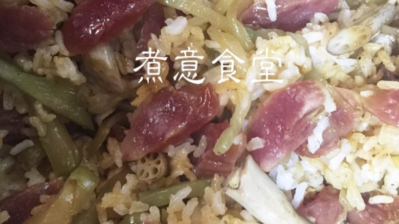 腊味饭,电饭锅再开启快煮功能,煮十五分钟,拌入调好的酱汁盖盖子焖五分钟,开盖拌均就可以吃了。