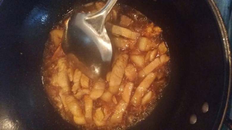 梅干菜炒肉,锅烧热加一点点色拉油,倒入蒜生姜炒香,加入肉块煸炒出油,下美味鲜调色。