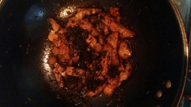 梅干菜炒肉,再加入梅干菜白糖翻炒,炒至锅中的油慢慢被梅干菜吸收,加入鸡精煸炒片刻即可出锅。