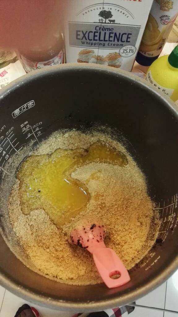 草莓酸奶慕斯,把融化了的黄油导入饼干碎中,搅拌均匀