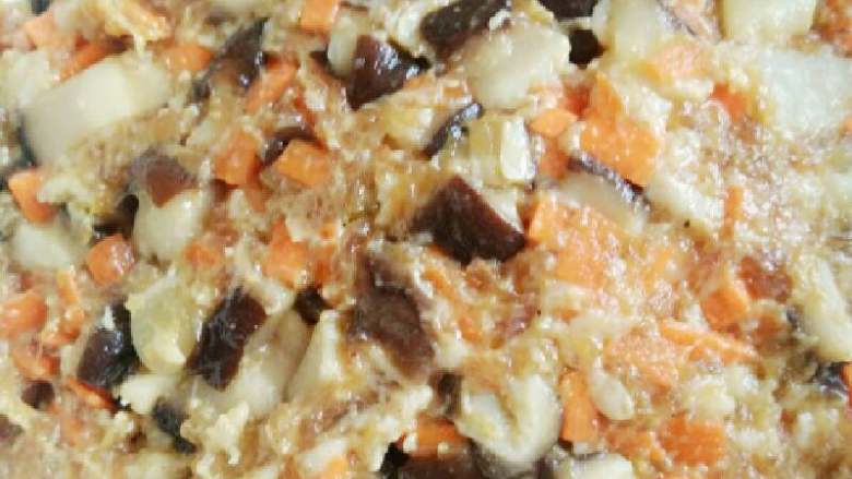 

猪肉蘑菇馅饼,肉馅放入耗油盐<a style='color:red;display:inline-block;' href='/shicai/ 692'>酱油</a><a style='color:red;display:inline-block;' href='/shicai/ 744'>五香粉</a><a style='color:red;display:inline-block;' href='/shicai/ 3250'>葱</a><a style='color:red;display:inline-block;' href='/shicai/ 37'>姜</a>和均稍置20分钟，加入香菇胡萝卜和匀，闻一下味道进行增减调味。