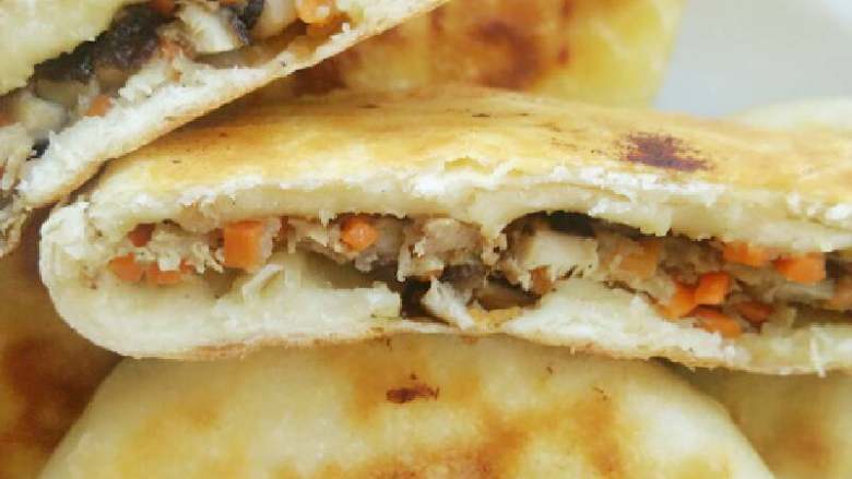 

猪肉蘑菇馅饼,面团压扁像包包子一样把馅包起来，记口捏紧不要按压后露馅，用手按压成饼状。电饼称预热，倒入少量油，放入馅饼煎熟，中间翻一次面，两面金黄完成出锅。