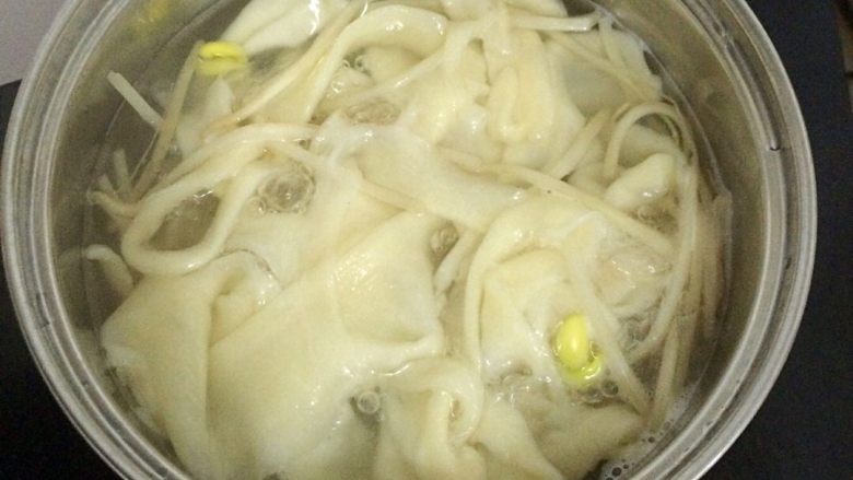 油泼扯面,水开后下入扯好的面皮和黄豆芽,煮2分钟左右。