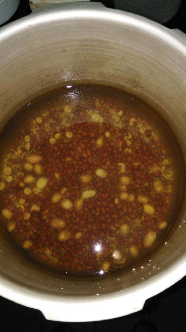 瘦身八宝粥#甜蜜美味#,把所有食材一同放入高压锅内，注水1200亳升，大火烧开，转中🔥煮15分钟成熟即成，0K。