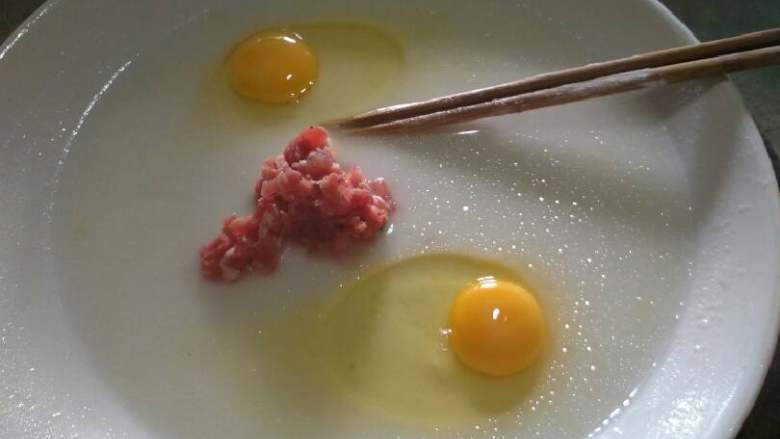 家庭肠粉,把<a style='color:red;display:inline-block;' href='/shicai/ 7127'>粘米粉</a>用水化开。用筷子搅拌均匀。稍微稀一点。
