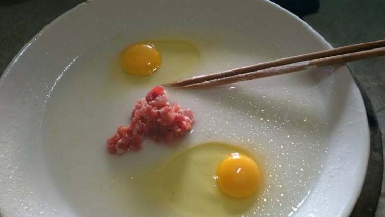 家庭肠粉,把<a style='color:red;display:inline-block;' href='/shicai/ 9'>鸡蛋</a>打进去。<a style='color:red;display:inline-block;' href='/shicai/ 442'>肉末</a>适量加一些。用筷子搅拌均匀。