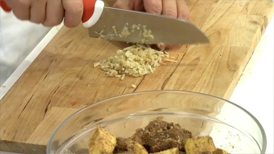 用烤箱做粉蒸肉,蒜仁與辣椒、薑都切成碎狀,加入肉中攪拌均勻。