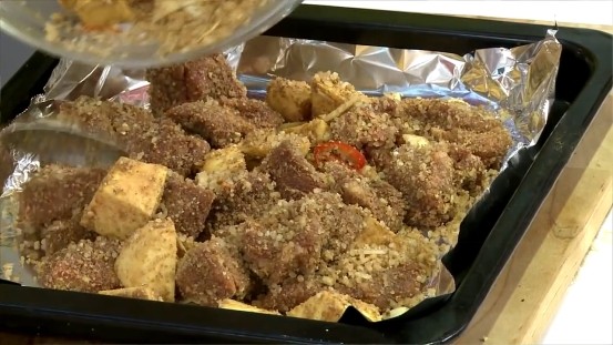 用烤箱做粉蒸肉,最後再放入烤盤中,放入已預熱的烤箱中,以180℃烤約15分鐘即可。