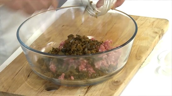 用烤箱做鹹蛋瓜仔肉,取一個容器,加入豬絞肉与瓜仔肉