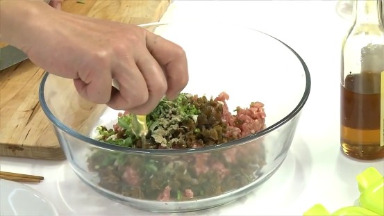 用烤箱做鹹蛋瓜仔肉,再加入所有調味料拌勻,將拌好的絞肉摔打至絞肉有黏性。