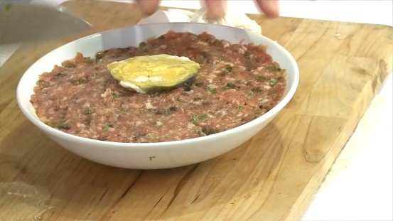 用烤箱做鹹蛋瓜仔肉,把一半的鹹蛋黃壓扁,鋪在碗公底部。將作法3的絞肉放入碗中壓緊,顶部压上剩下的半个蛋黄