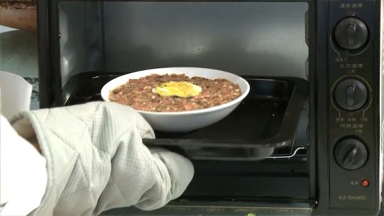 用烤箱做鹹蛋瓜仔肉,再放入已預熱的烤箱中,以180℃烤約20分鐘即可。