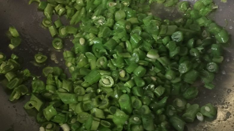 豆拌豆,热锅热油下四季豆炒至变色