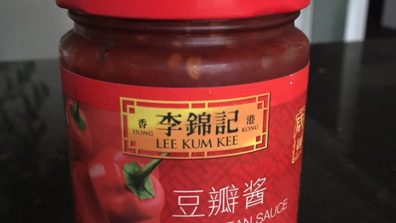 豆拌豆,用<a style='color:red;display:inline-block;' href='/shicai/ 705'>豆瓣酱</a>二汤匙一起炒，炒匀后，加少许水煮至水收干