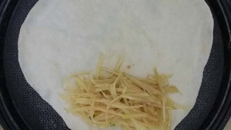 土豆丝卷饼,放入土豆丝,卷成饼