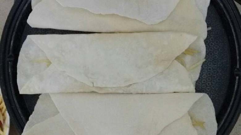 土豆丝卷饼,可以一起做两三个,然后再放在电饼铛中一起做熟