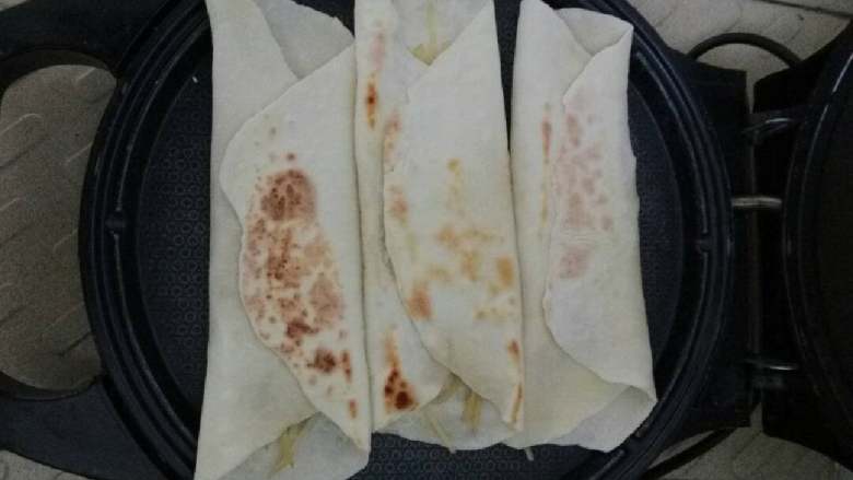 土豆丝卷饼,时不时的反转过来,使两面受热均匀