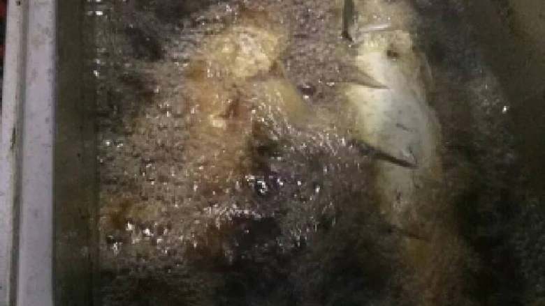 秘制茄汁鱼,与上一部同时进行的是炸鱼,炸到外酥里嫩即可,这样味道更好。