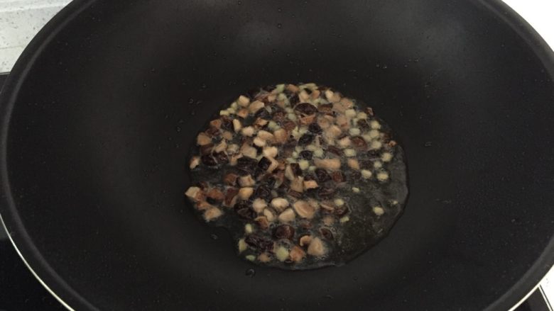 红烧鱼,热锅冷油,放入姜粒和香菇粒入锅炒香。